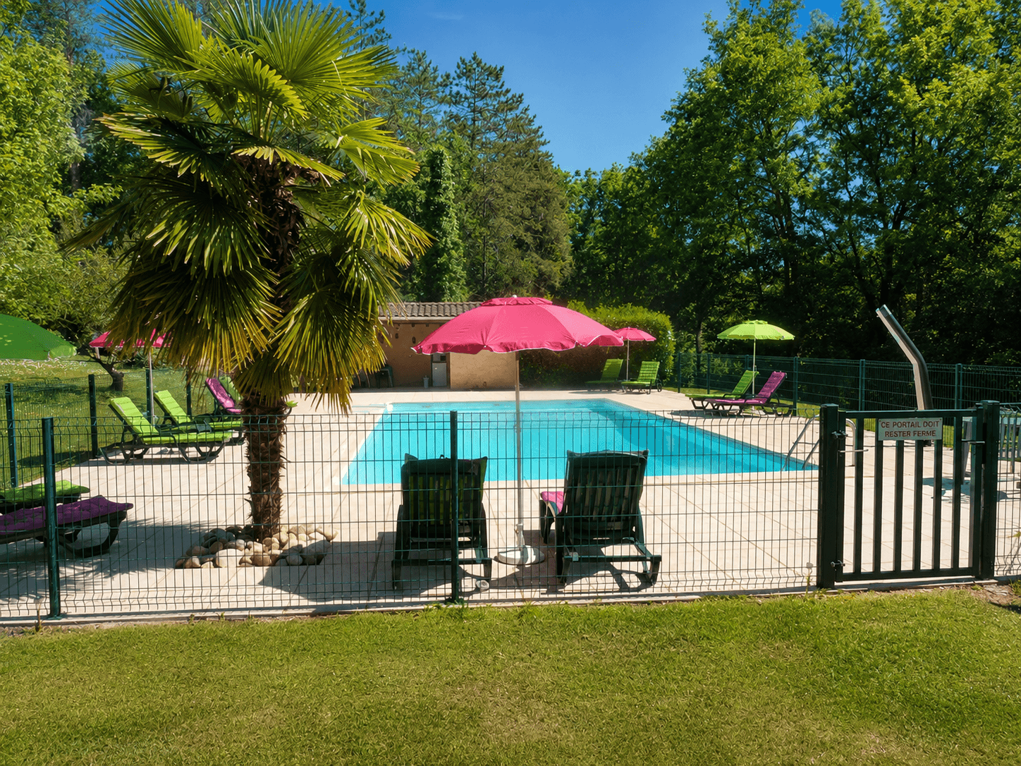 Piscine et espaces extérieurs du Domaine des Fours à Chaux, Périgord Noir